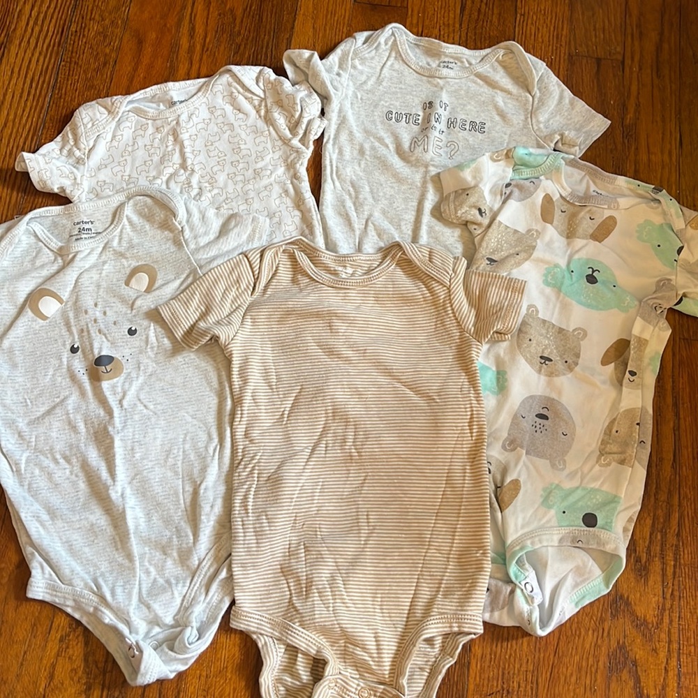 Never worn 24 month gender neutral onesies 5 pack